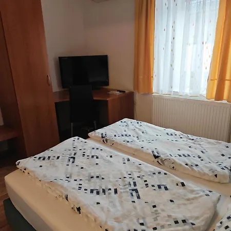 Apartmaji Pri Kokolu 게스트하우스 3*