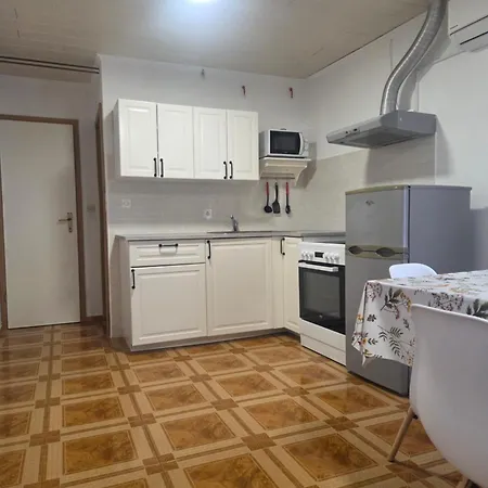 Πανσιόν Apartmaji Pri Kokolu 3*