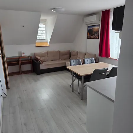 Apartmaji Pri Kokolu 3*